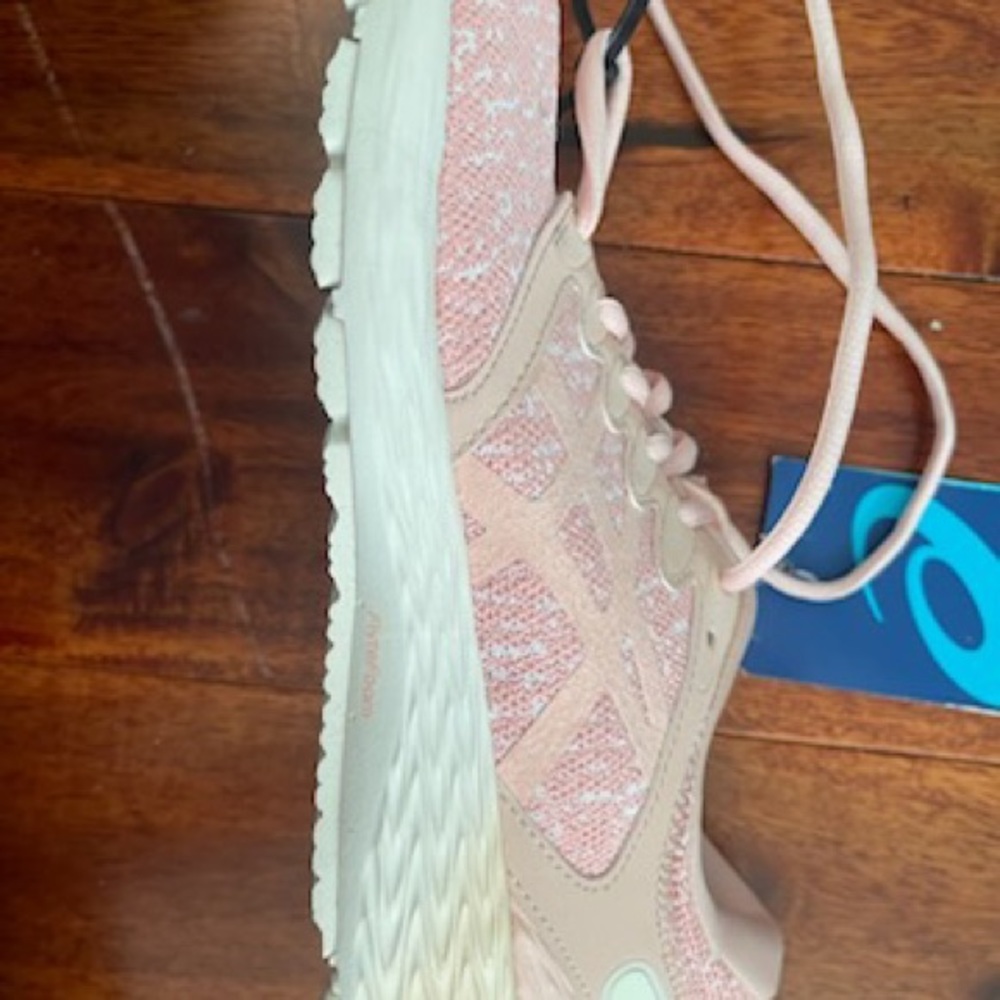ASICS - Picture 3 of 5